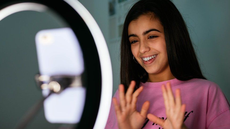 Instagram: Video selfies trial to verify age of teens